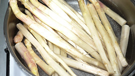 Chřestový koláč se salámem