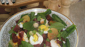 Lehký bramborový salát s červenou řepou a špenátem