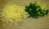 Omeleta s makarony, sýr, špenát, medvědí česnek a řapíkatý celer