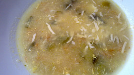 Polévka s pórkem, celerem, petrželí a sýrem