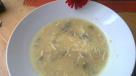 Polévka s pórkem, celerem, petrželí a sýrem