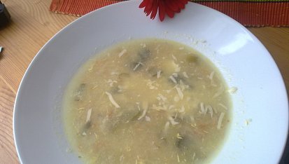 Polévka s pórkem, celerem, petrželí a sýrem