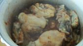 Dušené kuře na paprikách, hlívě a kysané smetaně, kuřecí kousky opečeme...