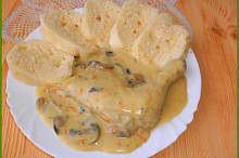 Kuřecí v zakysance s rajčaty a žampiony