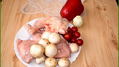 Kuřecí pochoutka v zakysance s rajčaty a žampiony, část použitých surovin