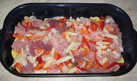 Zapečené brambory s vepřovým masem, kyselou zeleninou a smetanou