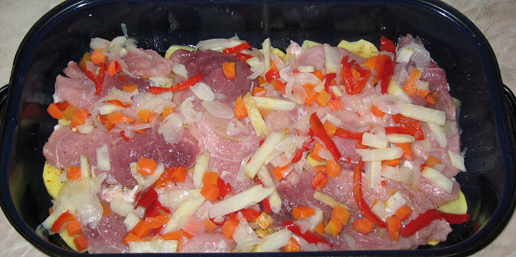 Zapečené brambory s vepřovým masem, kyselou zeleninou a smetanou (Maso se zeleninkou na vrstvě brambor)