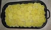 Zapečené brambory s vepřovým masem, kyselou zeleninou a smetanou (Tady už jen zalít smetanou a okořenit :-))