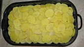 Zapečené brambory s vepřovým masem, kyselou zeleninou a smetanou, Tady už jen zalít smetanou a okořenit :-)