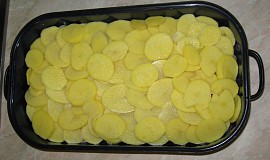 Zapečené brambory s vepřovým masem, kyselou zeleninou a smetanou