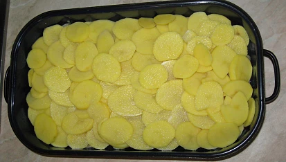 Zapečené brambory s vepřovým masem, kyselou zeleninou a smetanou, Tady už jen zalít smetanou a okořenit :-)