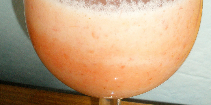 Ananasový koktejl s jahodami (s jahůdkami)