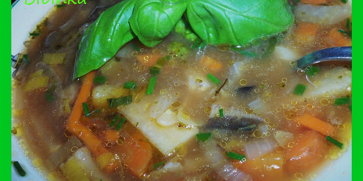 Kuskusová polévka s hlívou, fazolemi a česnekem