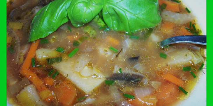 Kuskusová polévka s hlívou, fazolemi a česnekem