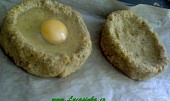 Sekaná mistička plněná vejcem a sýrem (Do každé mističky vyklepneme vajíčko)