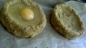Sekaná mistička plněná vejcem a sýrem, Do každé mističky vyklepneme vajíčko