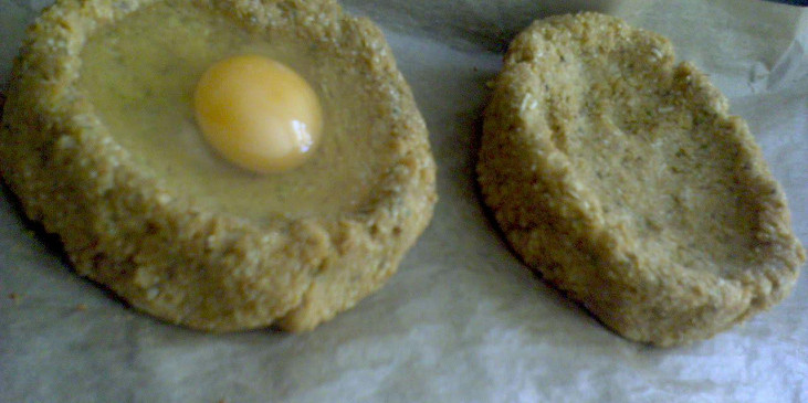 Sekaná mistička plněná vejcem a sýrem (Do každé mističky vyklepneme vajíčko)