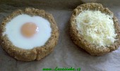 Sekaná mistička plněná vejcem a sýrem (Po zatáhnutí vajíčka sypeme sýrem)