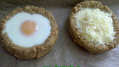 Sekaná mistička plněná vejcem a sýrem, Po zatáhnutí vajíčka sypeme sýrem