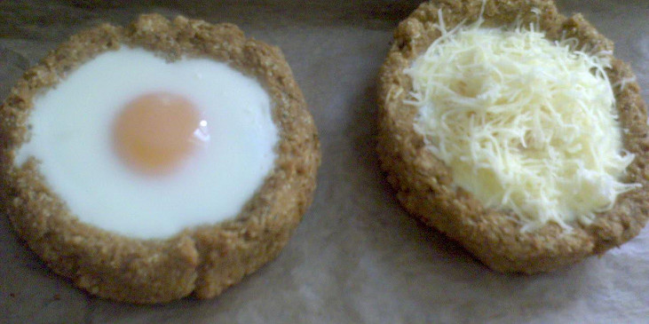 Sekaná mistička plněná vejcem a sýrem (Po zatáhnutí vajíčka sypeme sýrem)