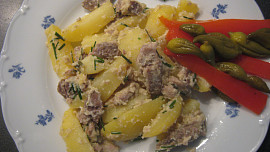 Vepřové špalíčky s bramborami na vejcích