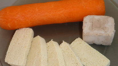 Drožďovo - mrkvová polévka s tofu