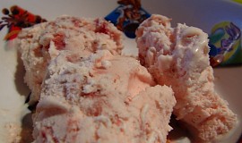Jahodová zmrzlina s kousky jahod