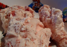 Jahodová zmrzlina s kousky jahod
