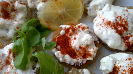 Pomazánka z nivy  a  tofu se zakysanou smetanou na  mini smaženkách z chleba.