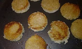 Pomazánka z nivy  a  tofu se zakysanou smetanou na  mini smaženkách z chleba.