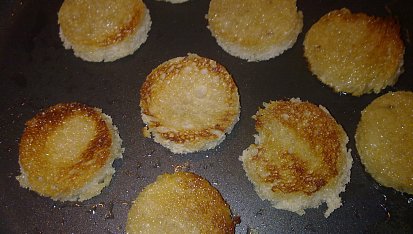 Pomazánka z nivy  a  tofu se zakysanou smetanou na  mini smaženkách z chleba.