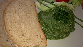 Špenátové listy s mletým kuřecím masem a s  noky z brambor