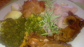 Krůtí stehna na rozmarýnu a žampionech s  brokolicí