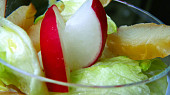 Ledový salát s uzeným pangasem a ředkvičkami