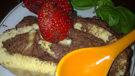 Piškotová roláda s mandlovo - čokoládovo -banánovou náplní