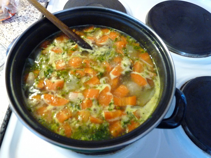 Polévka z uzeného vývaru s mrkví a brokolicí a smaženicí