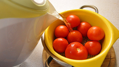Mexická salsa, spaření rajčat