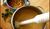 Krémová kvasnicová polévka s bazalkou, odebereme část uvařené zeleniny a zbytek rozmixujeme