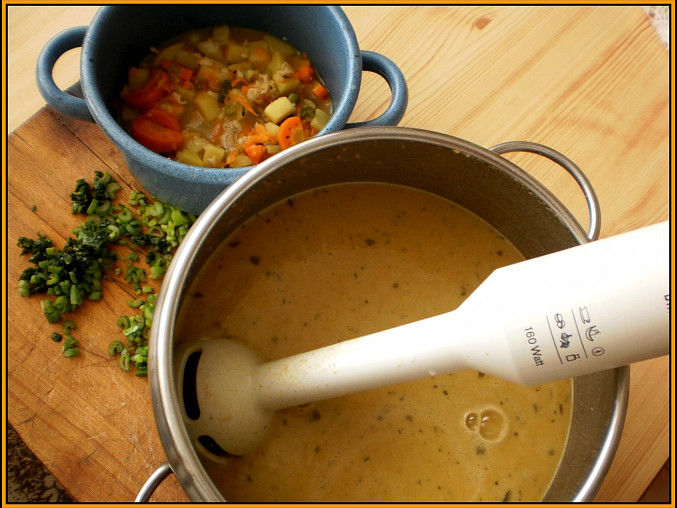 Krémová kvasnicová polévka s bazalkou, odebereme část uvařené zeleniny a zbytek rozmixujeme