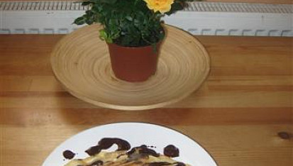 Palačinky s vůní skořice s čokoládou a jablky