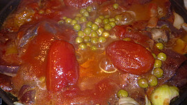Pikantní vepřová játra s hráškem a s  loupanými rajčátky
