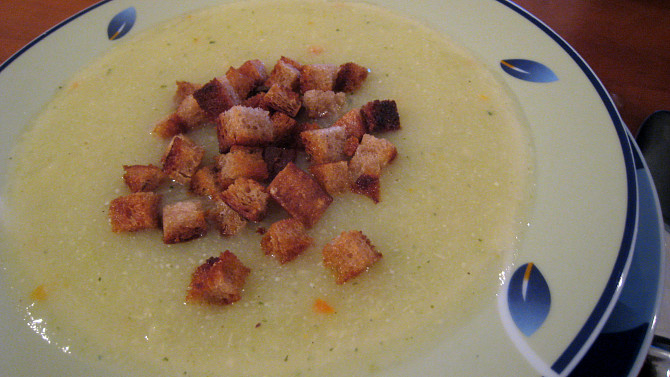 Polévka z brokolicových košťálů