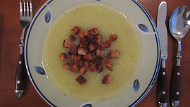 Polévka z brokolicových košťálů