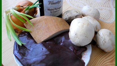 Vepřová játra se žampionovo-cibulovým přelivem, část použitých surovin