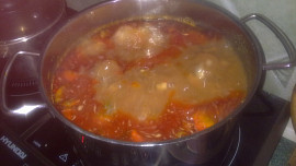 Jarní barevný, paprikový perkelt s vepřovým masem a s buharskou zeleninou - Ljutenica