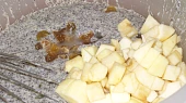 Makovec s jablky a rozinkami