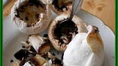 Šťavnaté zapečené žampiony, kávovou lžičkou vydlabeme nožky s částí dužiny