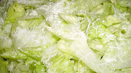 Těstovinové závitky s ledovým salátem