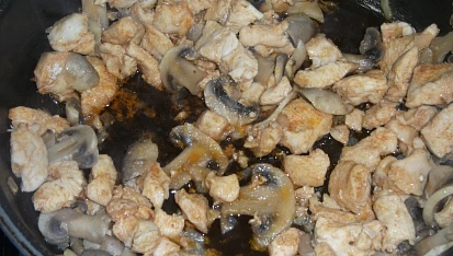 Kuřecí kousky s žampióny a rajčaty
