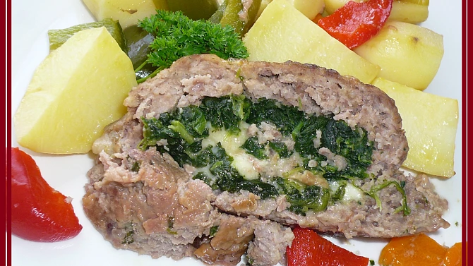 Roláda z mletého masa se špenátem a mozarellou